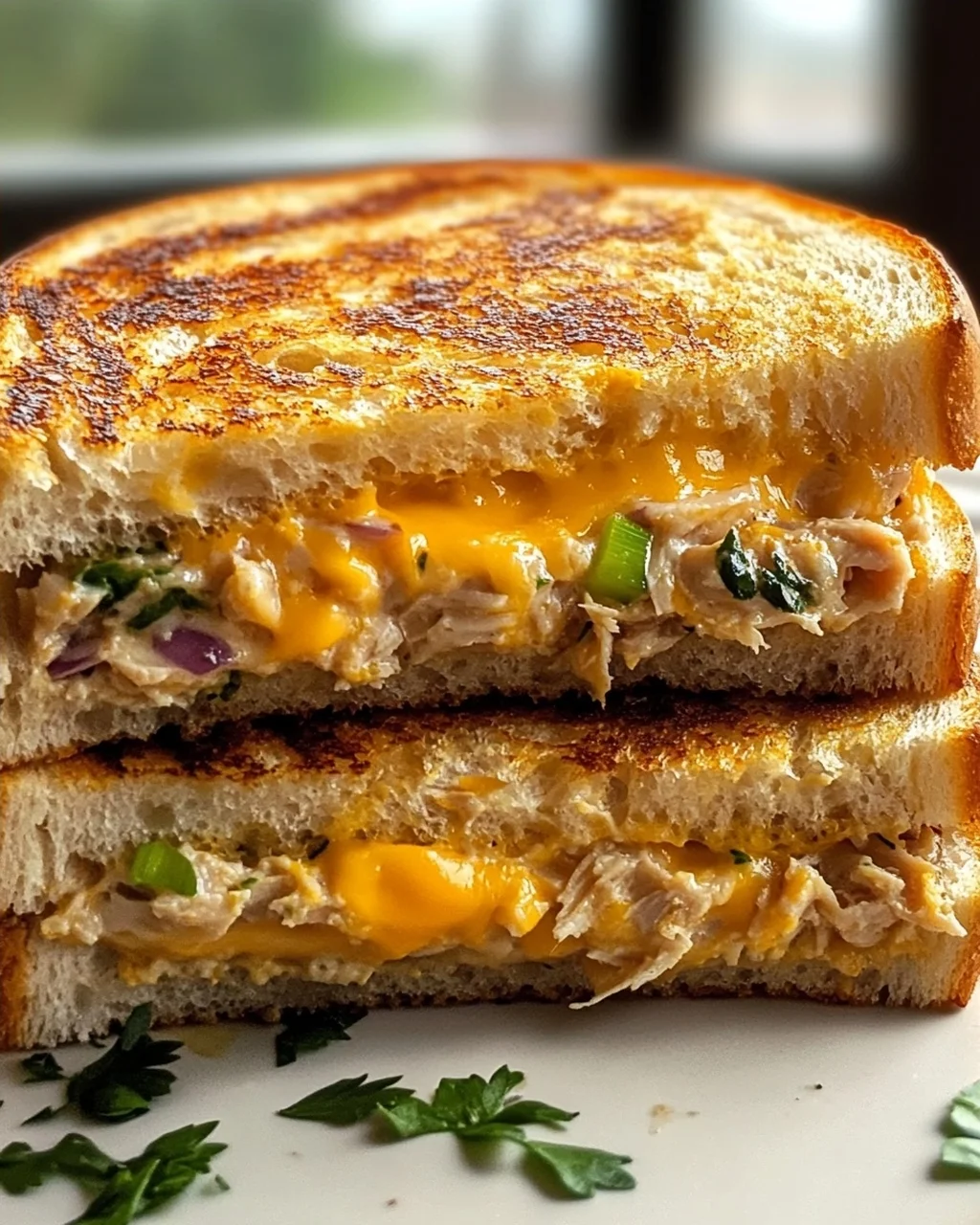 Crunchy Tuna Melt Panini mit Cheddar: Blitzrezept für Genießer