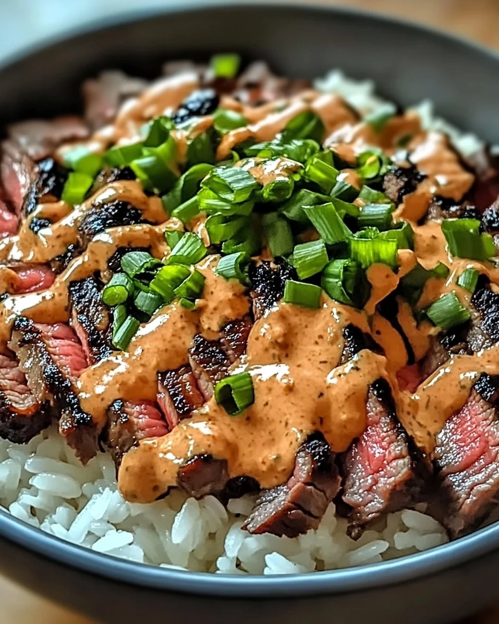 Koreanisches BBQ Steak Reis Schalen mit scharfer Sauce