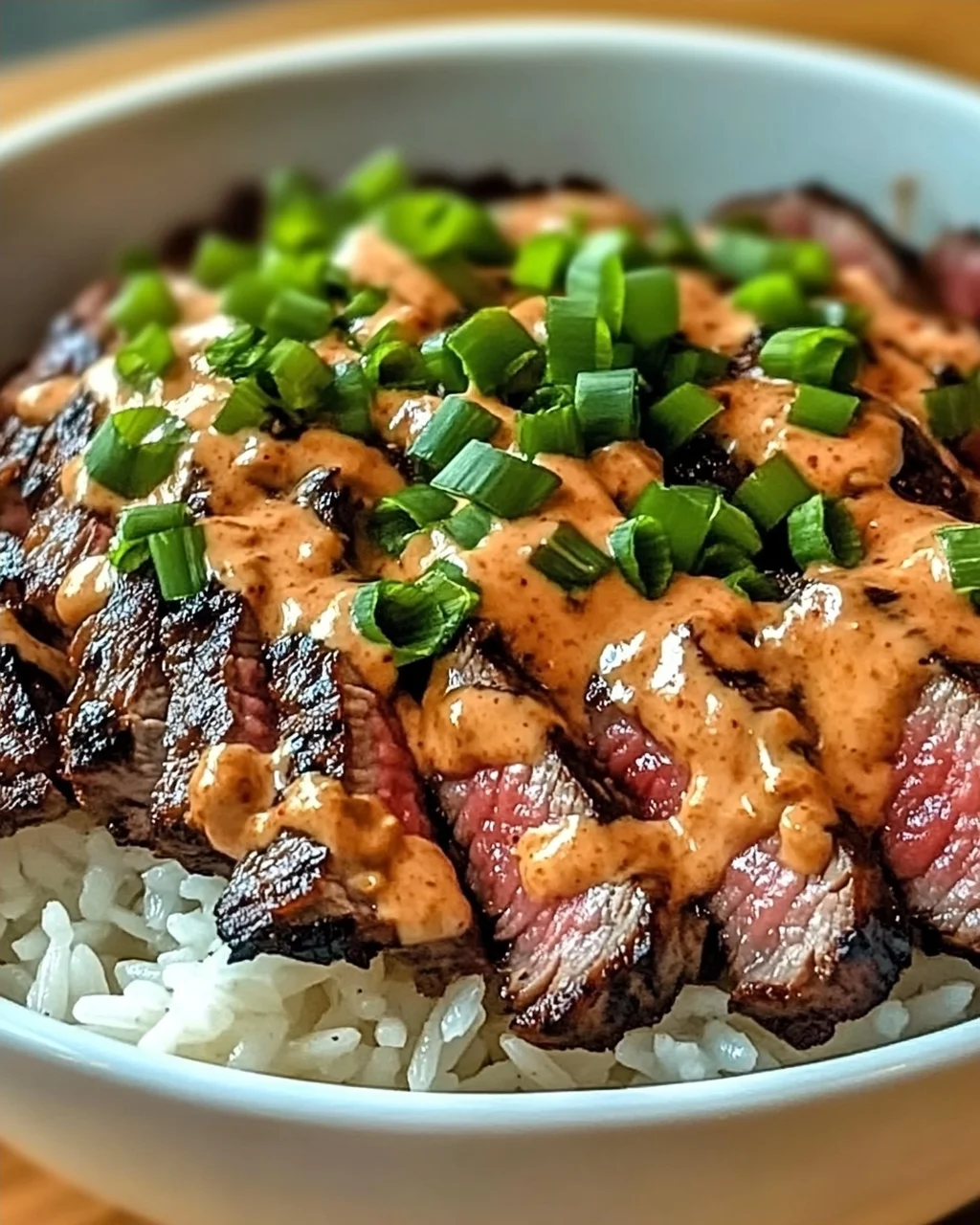 Koreanisches BBQ Steak Reis Schalen mit scharfer Sauce