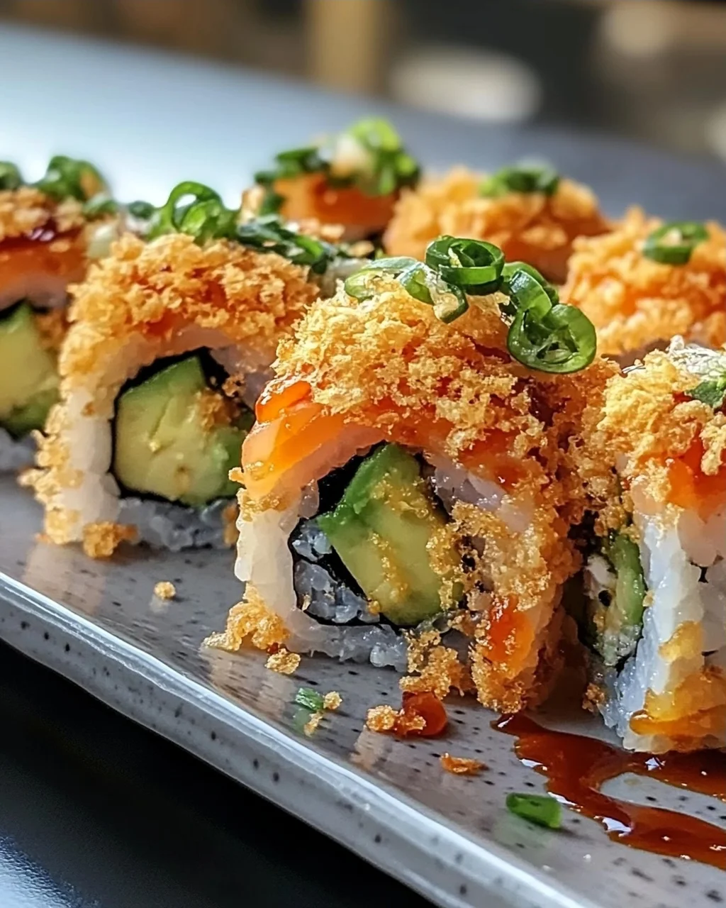 Würziger Volcano Roll mit Avocado und knusprigen Tempura Bits