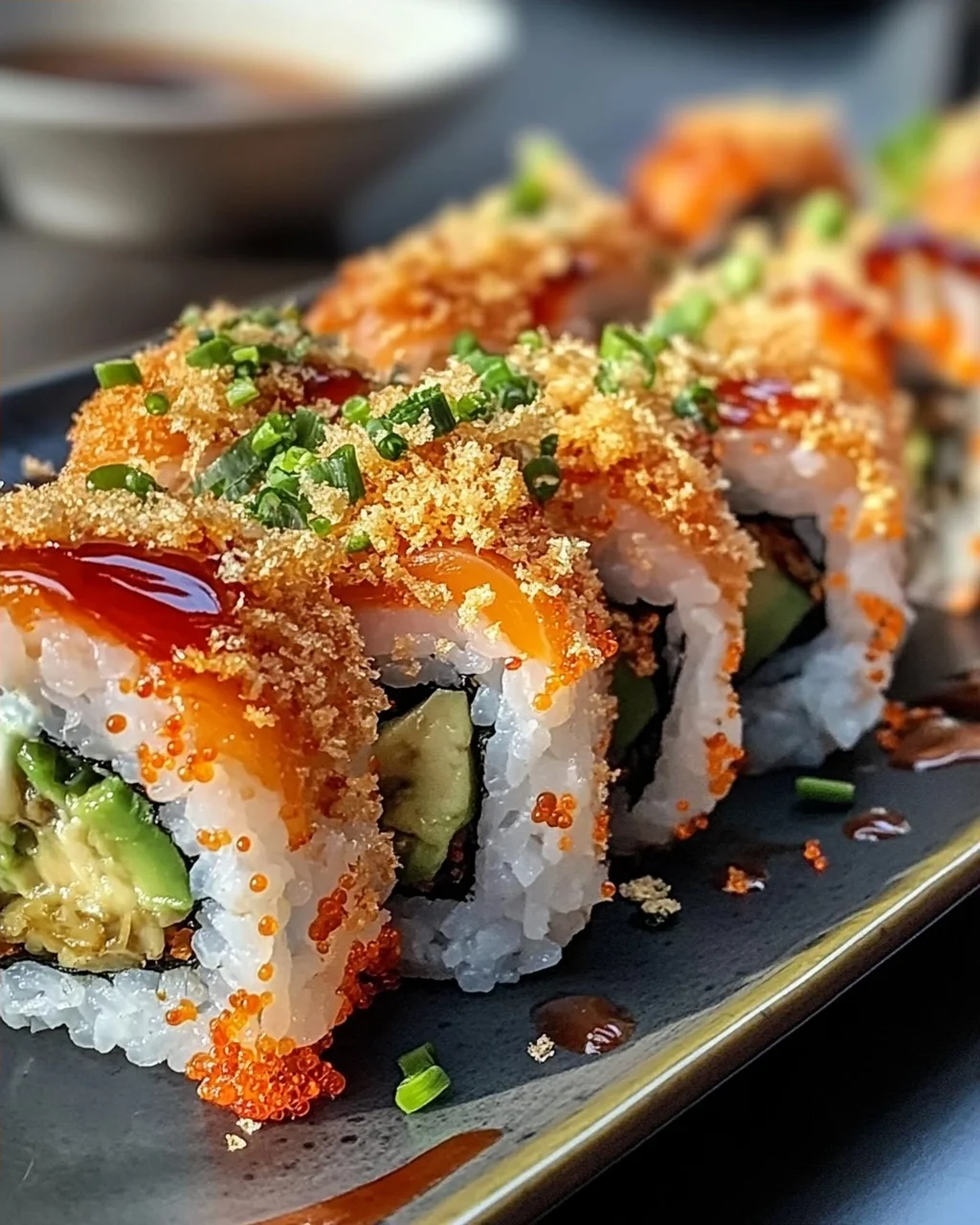Würziger Volcano Roll mit Avocado und knusprigen Tempura Bits